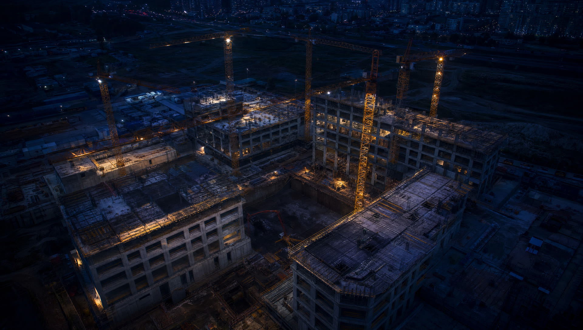 Vista aérea de canteiro de obras ao anoitecer